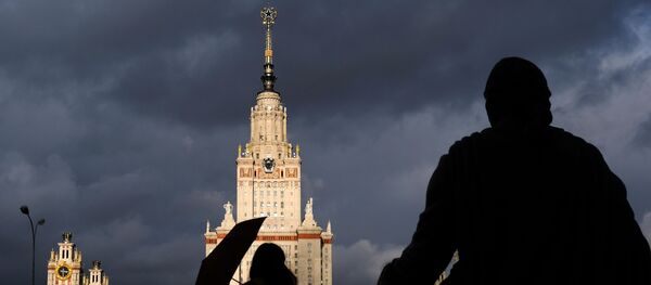 Главное здание Московского государственного университета им. М.В. Ломоносова и памятник М.В. Ломоносову в Москве Главное здание Московского государственного университета им. М.В. Ломоносова и памятник М.В. Ломоносову в Москве - Sputnik Южная Осетия