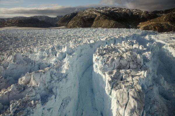 Большая щель в леднике Хелхейм в Гренландии - Sputnik Южная Осетия