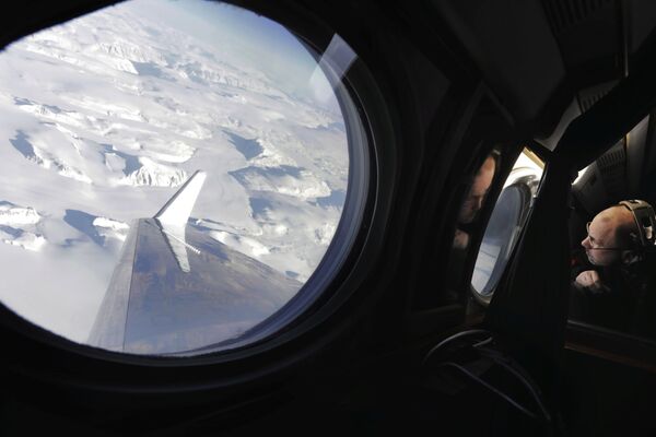 Директор программы НАСА Earth Science Flight Эрик Янсон во время полета над Гренландией с целью оценки потерь ледяного щита - Sputnik Южная Осетия