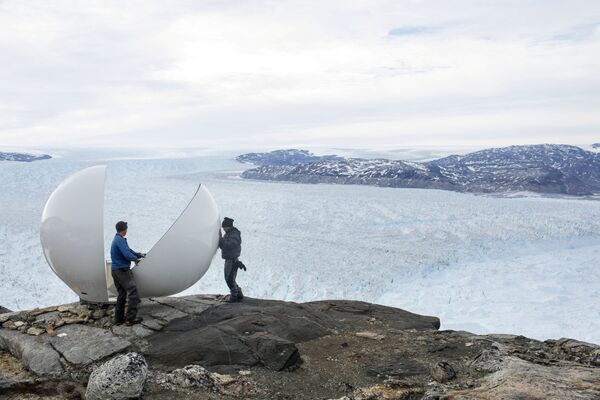 Участники экспедиции собирают радар для работы в научном лагере на леднике Хелхейм в Гренландии - Sputnik Южная Осетия
