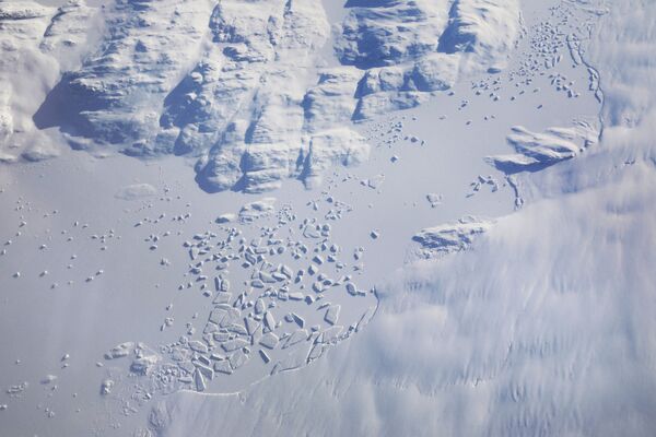 Вид из иллюминатора во время полета миссии НАТО в Гренландию - Sputnik Южная Осетия