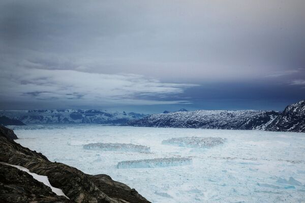Айсберги во фьорде Сермилик после отделения от ледника Хелхейма в Гренландии - Sputnik Южная Осетия