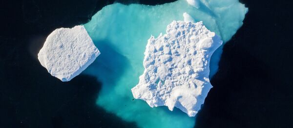 Дрейфующий во фьорде айсберг, Гренландия Дрейфующий во фьорде айсберг, Гренландия - Sputnik Южная Осетия