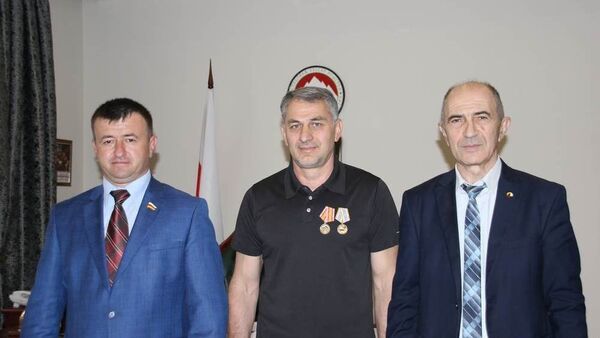 Спикер парламента наградил Ибрагима Джиоева медалью - Sputnik Южная Осетия