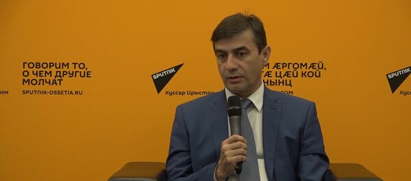 Мурат Цховребов: не поддавайтесь на просьбы оформить на себя ввоз Мурат Цховребов: не поддавайтесь на просьбы оформить на себя ввоз - Sputnik Южная Осетия