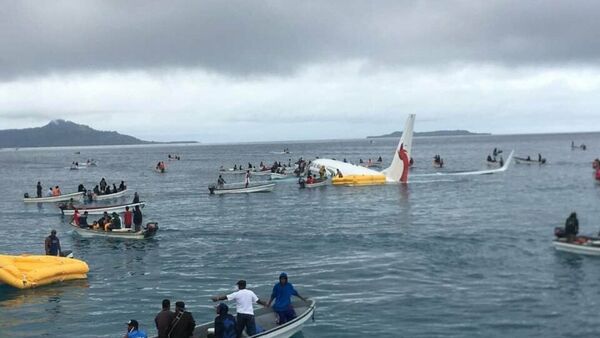 В Микронезии пассажирский лайнер упал в воду при посадке - Sputnik Южная Осетия