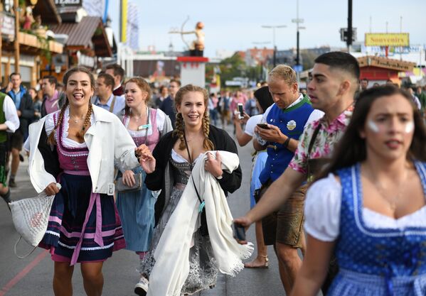Девушки на открытии традиционного пивного фестиваля Октоберфест в Мюнхене - Sputnik Южная Осетия