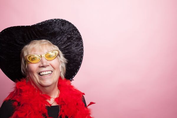 Пожилая женщина в модной одежде - Sputnik Южная Осетия