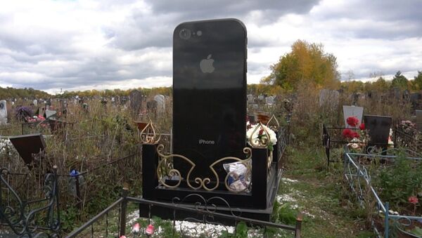 Плита седьмого поколения: в Уфе стоит надгробие в виде айфона - Sputnik Южная Осетия