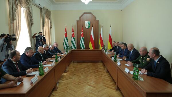 Встреча с Президентом Республики Абхазия Раулем Хаджимба - Sputnik Южная Осетия