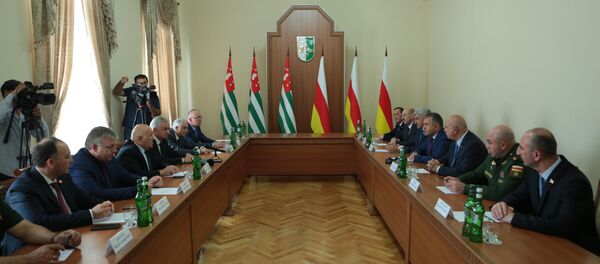 Встреча с Президентом Республики Абхазия Раулем Хаджимба Встреча с Президентом Республики Абхазия Раулем Хаджимба - Sputnik Южная Осетия
