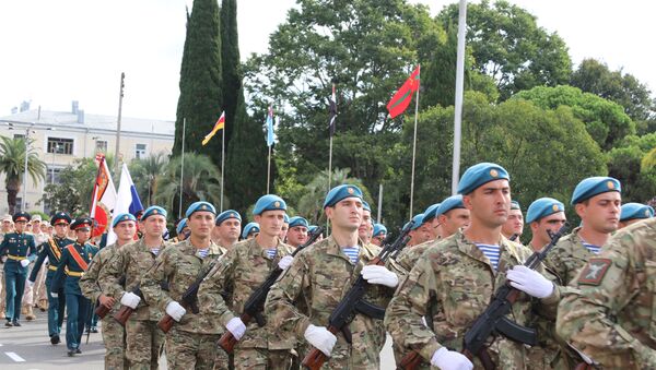 Военнослужащие Минобороны РЮО приняли участие в генрепетиции военного парада в Абхазии - Sputnik Южная Осетия