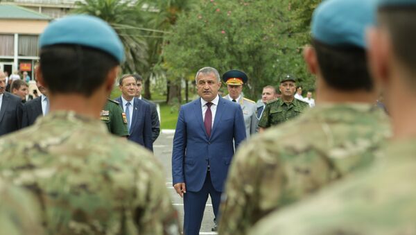 Бибилов поблагодарил военных РЮО, участвовавших в военном параде в Абхазии - Sputnik Южная Осетия