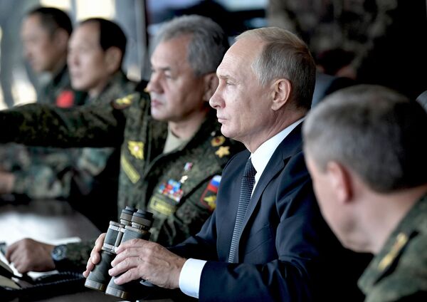 Президент РФ Владимир Путин наблюдает за ходом военных маневров российских, монгольских и китайских вооруженных сил Восток-2018 с командного пункта на полигоне Цугол - Sputnik Южная Осетия