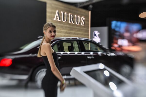 Девушка у автомобиля Aurus Senat на Московском международном автомобильном салоне 2018 - Sputnik Южная Осетия