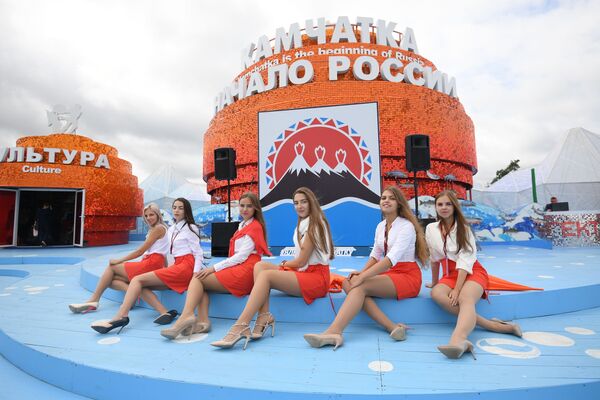 Девушки у павильона Камчатка на площадке Восточного экономического форума во Владивостоке - Sputnik Южная Осетия