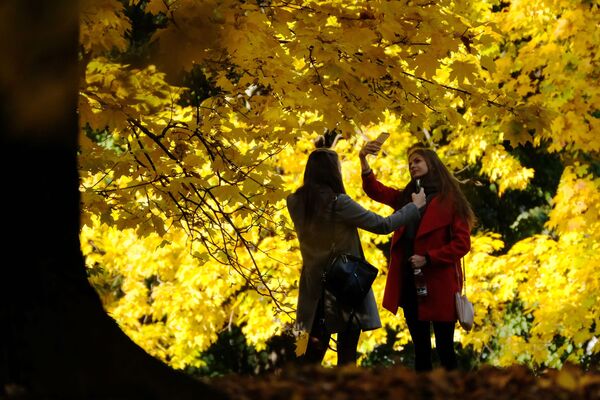 Девушки фотографируются в Коломенском парке в Москве - Sputnik Южная Осетия