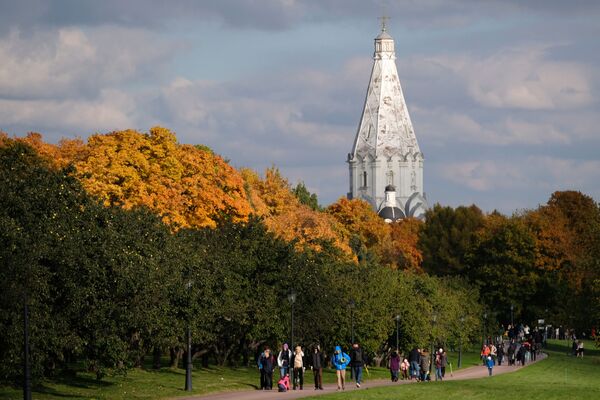 Местные жители гуляют в Коломенском парке в Москве - Sputnik Южная Осетия