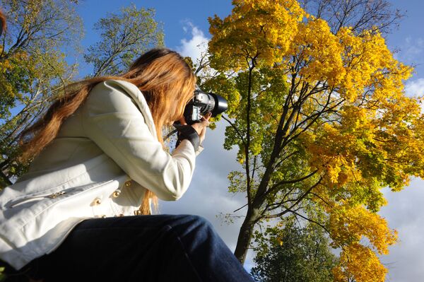 Девушка фотографирует пожелтевшее дерево в парке Царицыно - Sputnik Южная Осетия