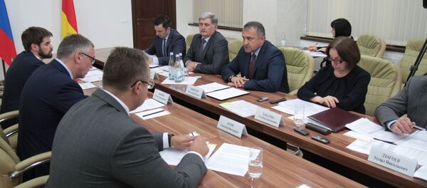 Совещание по вопросам социально-экономического сотрудничества между Республикой Южная Осетия и Российской Федерацией Совещание по вопросам социально-экономического сотрудничества между Республикой Южная Осетия и Российской Федерацией - Sputnik Южная Осетия