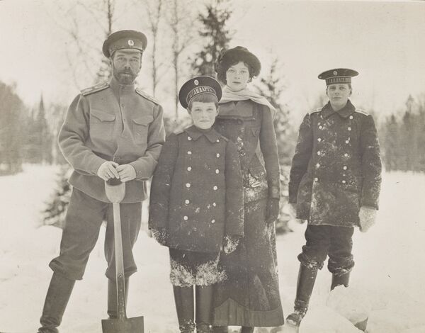 Российский император Николай II с детьми в Царском селе, 1915 год - Sputnik Южная Осетия