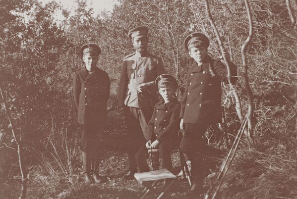 Групповое фото с российским императором Николаем II на охоте - Sputnik Южная Осетия