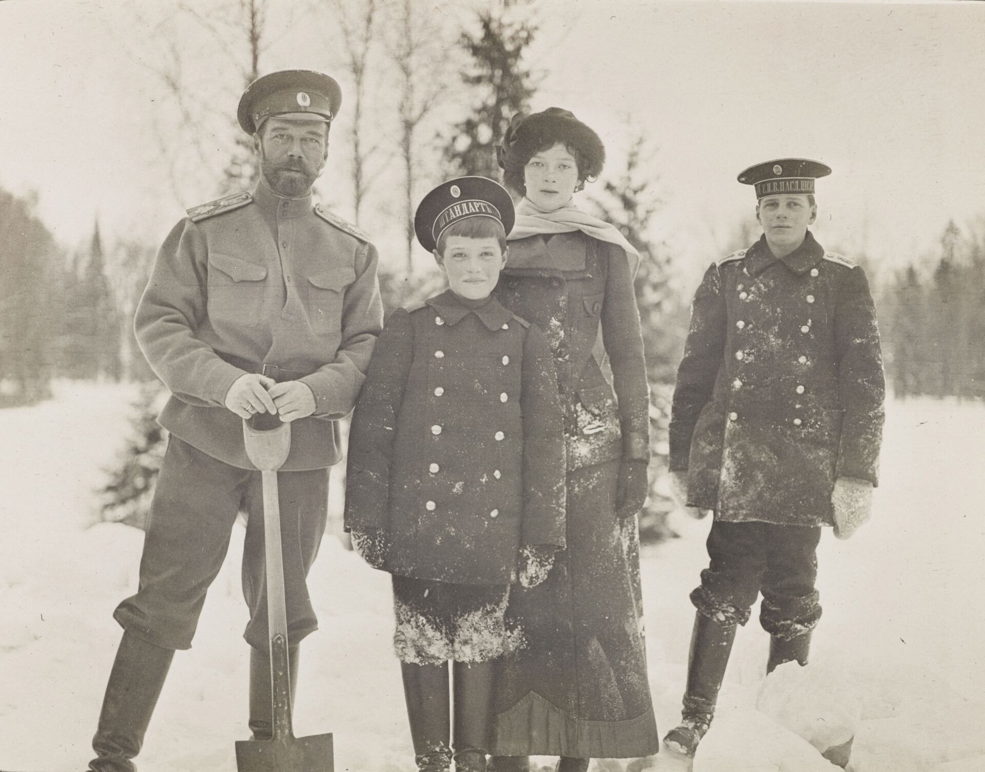 Российский император Николай II с детьми в Царском селе, 1915 год - Sputnik Южная Осетия, 1920, 17.07.2023