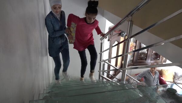 Девочка из Алеппо: потерявшая ноги школьница вернулась к занятиям - Sputnik Южная Осетия