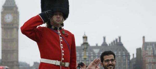 Гвардеец в Лондоне Гвардеец в Лондоне - Sputnik Южная Осетия