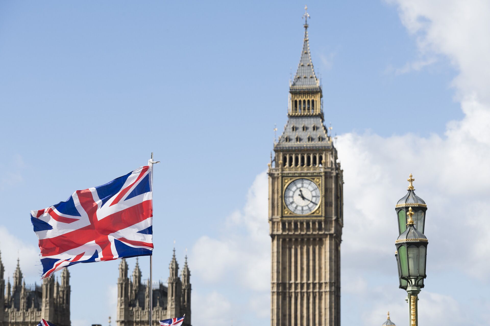 Флаг Великобритании на фоне Вестминстерского дворца в Лондоне. - Sputnik Южная Осетия, 1920, 07.11.2022