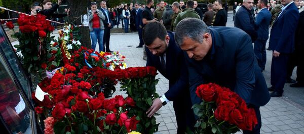 Тысячи людей собрались у мемориала на месте гибели Захарченко в центре Донецка Тысячи людей собрались у мемориала на месте гибели Захарченко в центре Донецка - Sputnik Южная Осетия