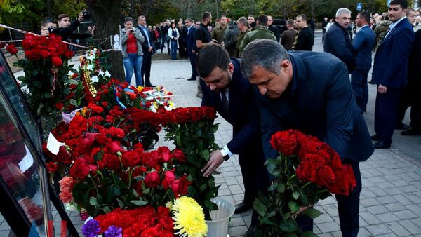 Тысячи людей собрались у мемориала на месте гибели Захарченко в центре Донецка - Sputnik Южная Осетия