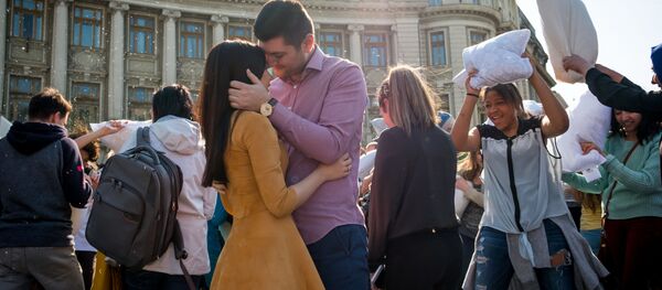 Люди во время Международной битвы подушками в Румынии Люди во время Международной битвы подушками в Румынии - Sputnik Южная Осетия