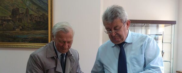 Доктор исторических наук Руслан Дзаттиаты и директор Национального музея РЮО Мераб Зассеев Доктор исторических наук Руслан Дзаттиаты и директор Национального музея РЮО Мераб Зассеев - Sputnik Южная Осетия