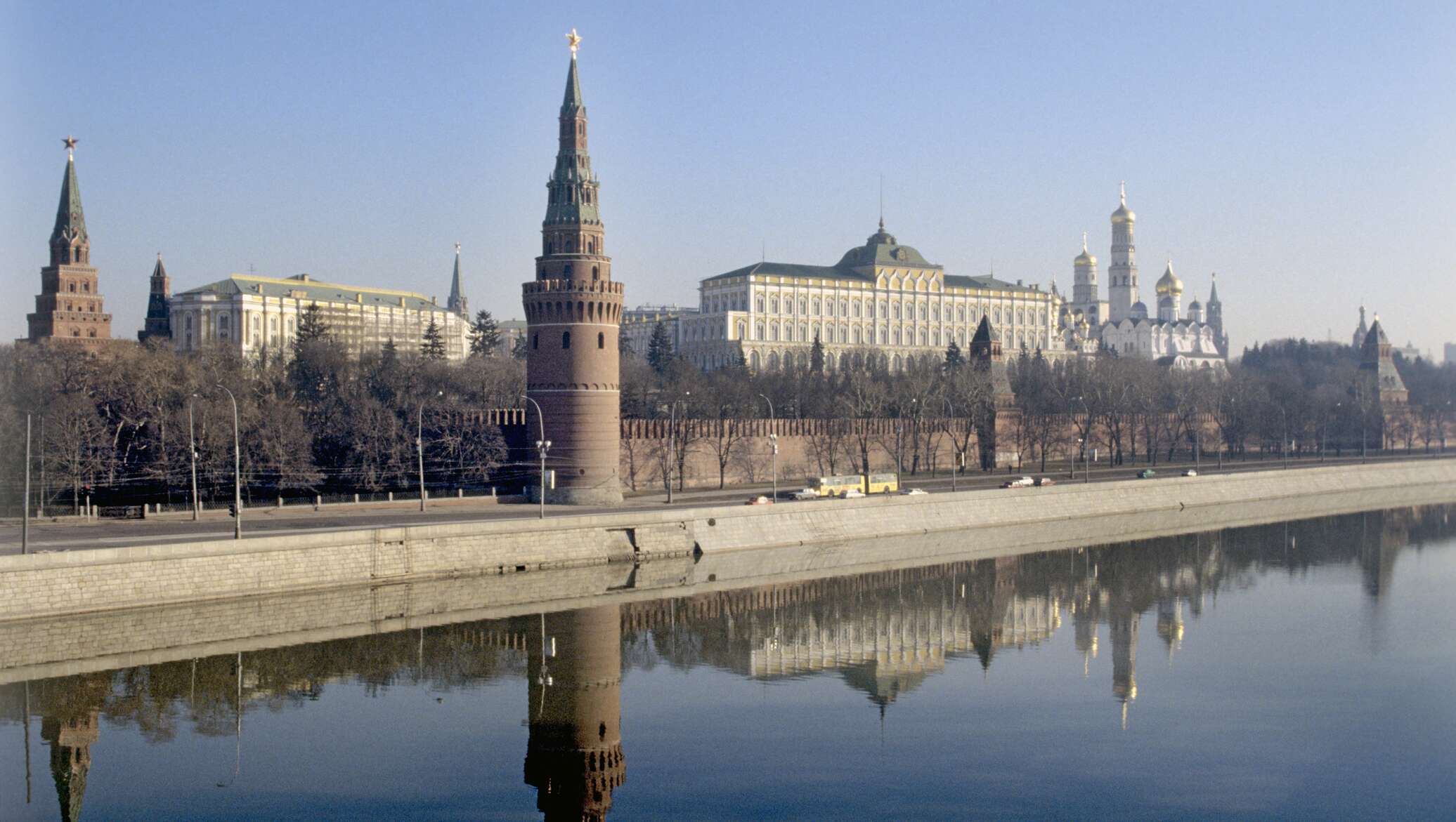 Южная стена кремля смотрит на москву реку