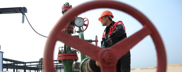 Оператор по добыче нефти компании Лукойл на нефтяном кусте в районе города Когалым. Оператор по добыче нефти компании Лукойл на нефтяном кусте в районе города Когалым. - Sputnik Южная Осетия