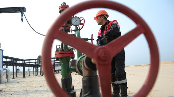 Оператор по добыче нефти компании Лукойл на нефтяном кусте в районе города Когалым. - Sputnik Южная Осетия