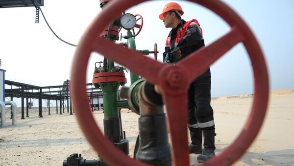 Оператор по добыче нефти компании Лукойл на нефтяном кусте в районе города Когалым. - Sputnik Южная Осетия
