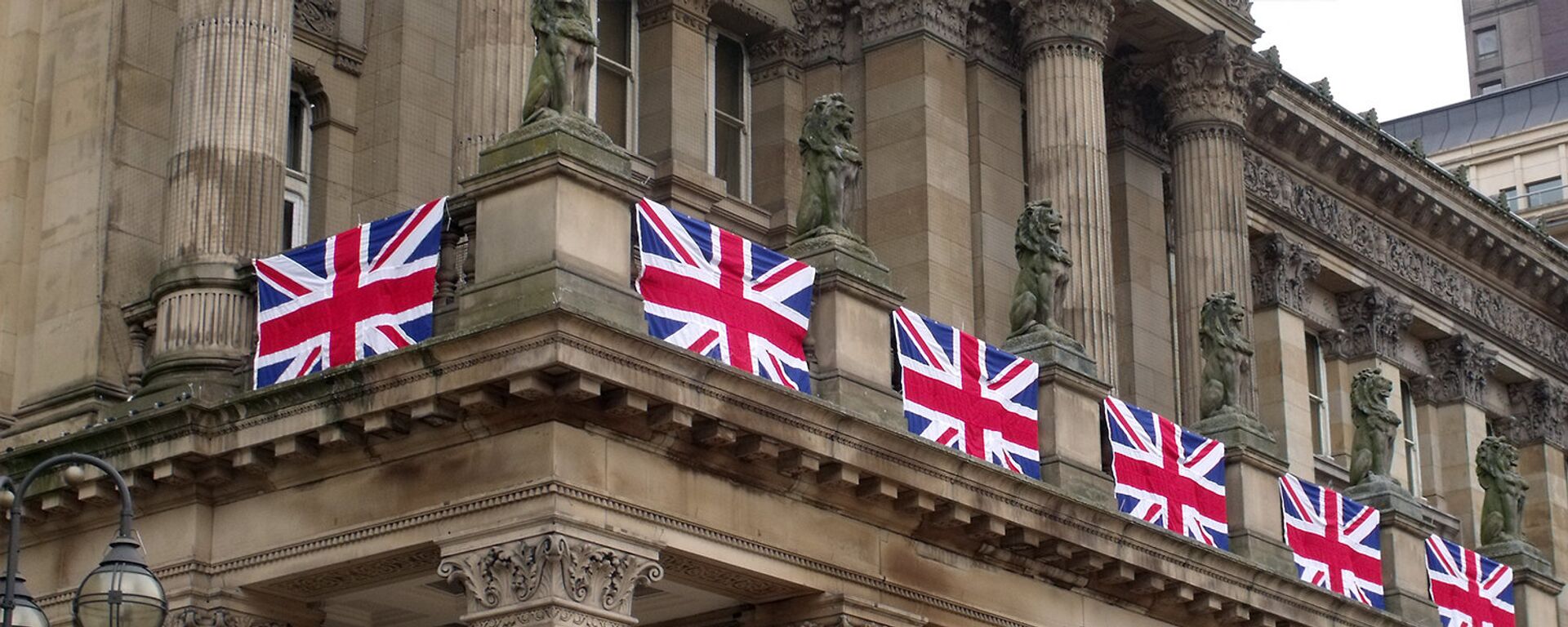 Британские флаги на фасаде здания в Великобритании - Sputnik Южная Осетия, 1920, 14.02.2021