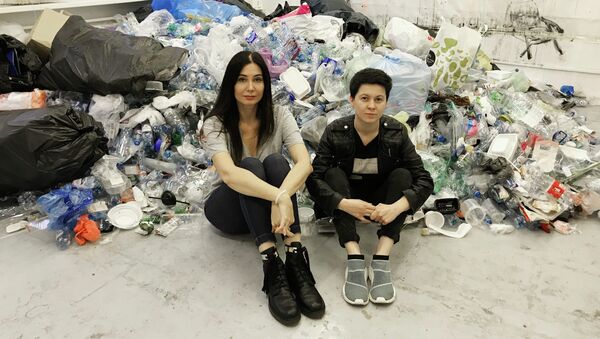 Интервью с художницами, которые делают скульптуры из пластикового мусора - Sputnik Южная Осетия