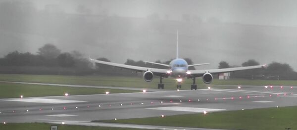 В Бристоле пилоты профессионально посадили лайнер при боковом ветре - Sputnik Южная Осетия