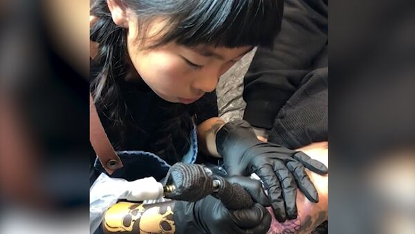 В Амстердаме очереди выстраиваются к девятилетней татуировщице - Sputnik Южная Осетия