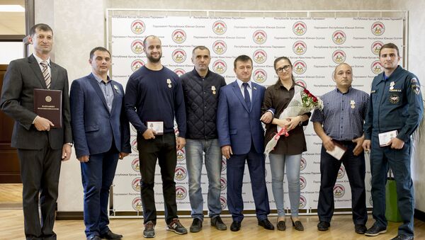Петр Гассиев наградил альпинистов Южной и Северной Осетии - Sputnik Южная Осетия