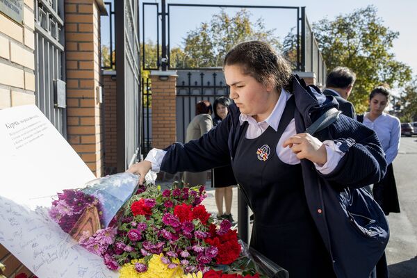 Возложение цветов в память о жертвах трагедии в Керчи - Sputnik Южная Осетия