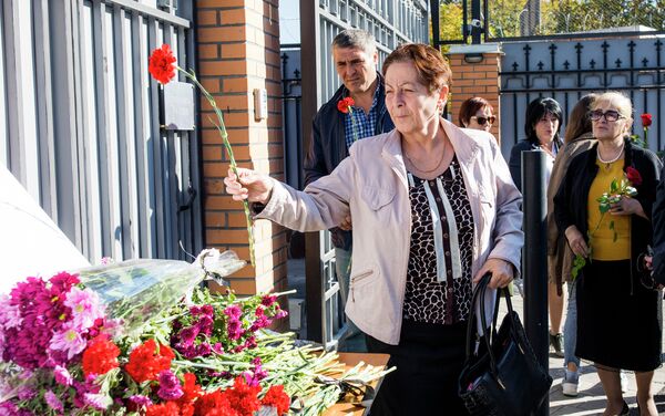 Возложение цветов в память жертв трагедии в Керчи - Sputnik Южная Осетия