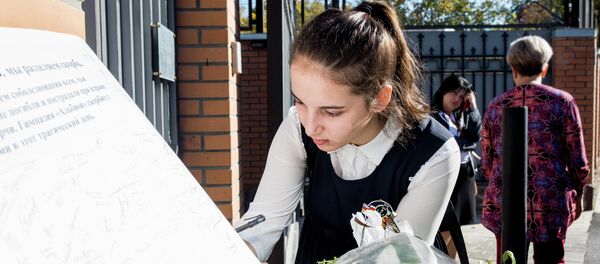 Возложение цветов в память жертв трагедии в Керчи - Sputnik Южная Осетия