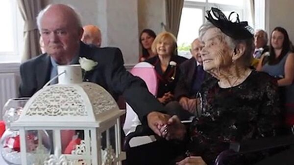 Столетняя британка вышла замуж - Sputnik Южная Осетия