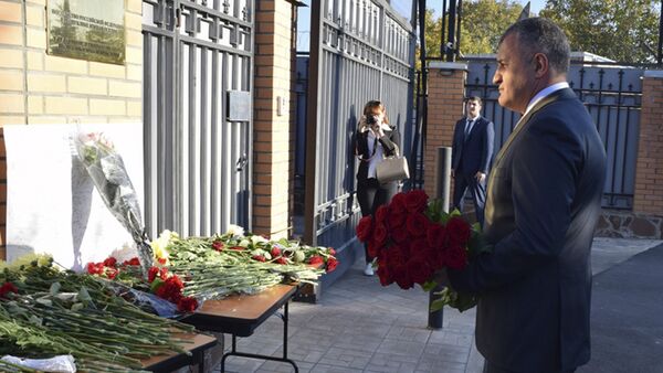 Анатолий Бибилов почтил память погибших в Керчи - Sputnik Южная Осетия