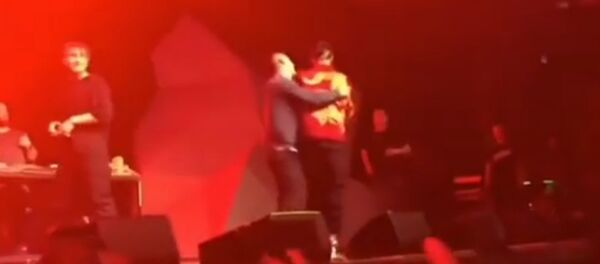 Фанат выбежал на сцену Фанат выбежал на сцену - Sputnik Южная Осетия