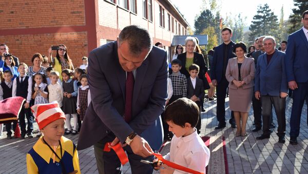 Анатолий Бибилов принял участие в церемонии открытия Дворца детского творчества в поселке Дзау - Sputnik Южная Осетия